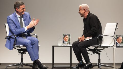 El presidente del Gobierno, Pedro Snchez, y el presentador de televisin, Jorge Javier Vzquez, durante la presentacin del libro Tierra firme, del lder del PSOE.