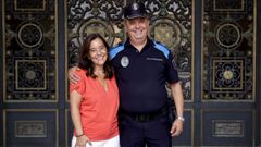 El polic�a local Carlos V�zquez Prego, con la alcaldesa de A Coru�a, In�s Rey