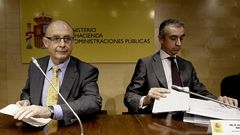El ministro Montoro junto al secretario de Estado de Hacienda, Miguel Ferr�