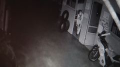 V�deo de una c�mara de seguridad en la que se ve una persona entrando a robar en una empresa de neum�ticos de Meira