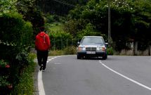 El estado de los m�rgenes obliga a los peatones a caminar en ocasiones por la calzada. 