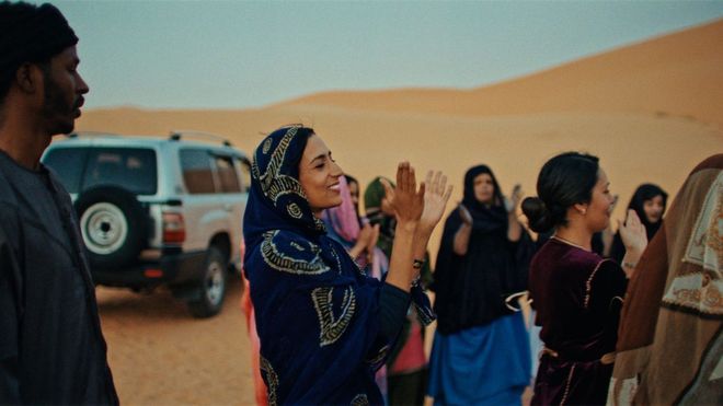 Nadhira Mohamed, en el centro, encarna a Mariam, protagonista de la pel�cula.