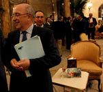 El comisario europeo, saliendo del hotel, y detr�s, representantes de los astilleros.