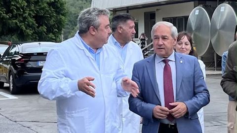 Jos� Manuel Rodr�iguez Fern�ndez, a la izquierda, con el alcalde Jos� Tom�