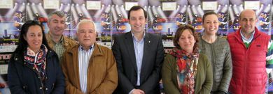 De izquierda a derecha, Carmen Go�s (integrante de la comisi�n), Daniel Paz (edil del PP), Manuel Seijas (presidente de la comisi�n), Armando Castosa (alcalde), Rosa Mor�n (concejala del PSOE), Pilar Garc�a Porto (diputada provincial) y Jos� Seoane (miembro de la comisi�n). 