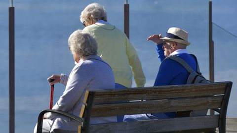 Gente al sol este martes en A Corua