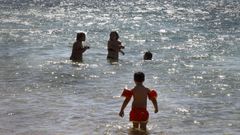 Ba�istas este lunes en Area da Secada, en la Illa de Arousa