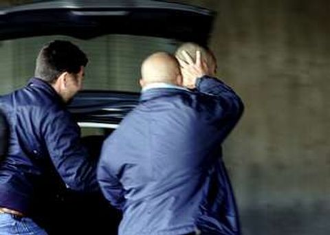 Dos polic�as trasladan a uno de los detenidos a los juzgados, donde ayer prestaron declaraci�n