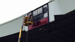 Instalaci�n de los nuevos marcadores en el campo de f�tbol de A Malata