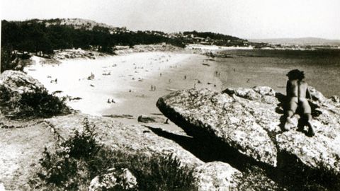 Nudismo en la playa de Barra, en 1980. Libro Historia fotogr�fica de Cangas.