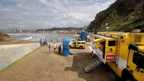 Un cambio de bomberos de Asturias se establece en la playa de Arnao en el municipio asturiano de Castrill�n, en la que la madrugada de este lunes, una mujer de 35 a�os cay� al agua mientras pescaba