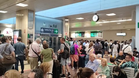 Viajeros esperando a primera hora de esta maana en la estacin de Chamartn