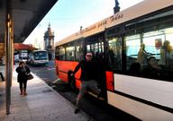 Viajero ape�ndose de un autob�s, en foto de archivo.