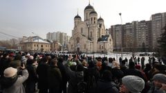 Miles de rusos despiden a Navalny entre fuertes medidas de seguridad