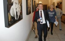 Hern�ndez, abandonando el pleno con sus ediles cuando se iban a debatir las mociones. 