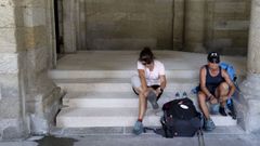 Los escalones, que antes se dispon�an frontalmente, hacia el soportal del pazo, miran ahora hacia la plaza del Obradoiro, aunque desde la zona asoportalada.