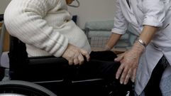 Foto de archivo de una trabajadora y un�usuario de un servicio de ayuda a domicilio.