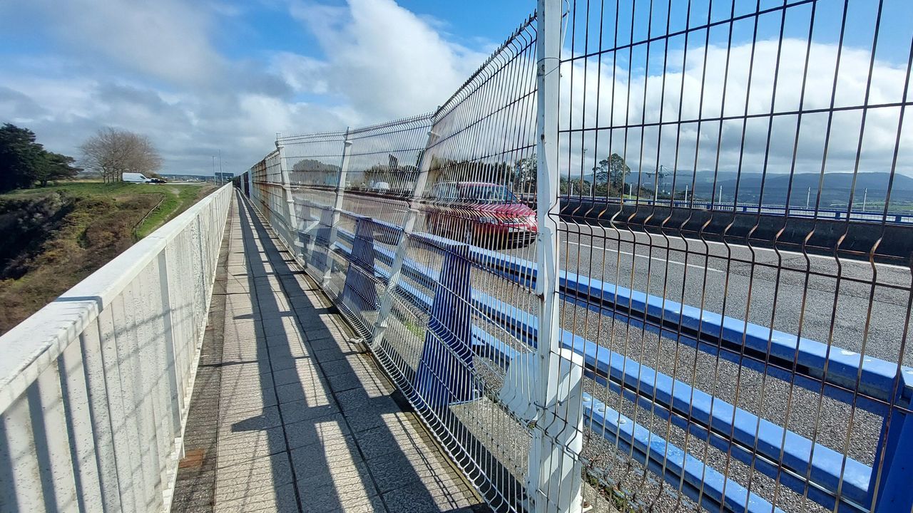 Quejas por el deterioro del vallado del puente de los Santos en la A-8