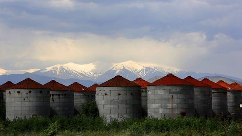Silos de grano abandonado, frente al monte Olimpo