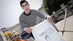 Anxo Vidal con la camiseta en recuerdo de su amigo Alberto Villaverde con la que siempre salta al campo