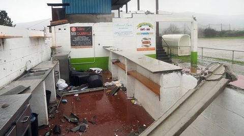 Efectos del temporal en el campo de fútbol de Carcacía, en Padrón
