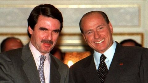 JOS MARA AZNAR, PRESIDENTE DEL GOBIERNO, SALUDANDO AL EX-PRIMER MINISTRO ITALIANO Y LDER DEL PARTIDO  POLO DE LAS LIBERTADES , SILVIO BERLUSCONI, DURANTE UNA RECEPCIN EN LA MONCLOA