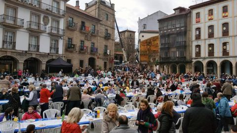 La plaza del Ayuntamiento de Avil�s repleta de vecinos dispuestos a disfrutar de la Comida en la Calle