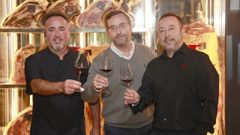Santiago Castro, en el centro, director t�cnico de la D.O. Toro; Leo (izquierda) y Jos� Luis Cao, en el restaurante Divino Steak House