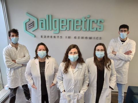 Equipo del laboratorio de AllGenetics en la nueva sede de Oleiros