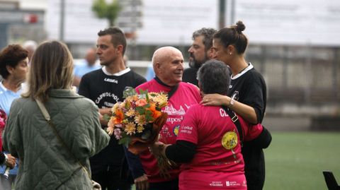 Los padres de Germn Maca recibieron un ramo de flores e hicieron el saque de honor