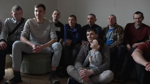 Usuarios y refugiados en la Casa de la Misericordia, ubicada en las afueras de Le�polis