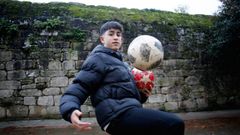 Nico Ferreira, con los dos balones recuperados, delante del muro del antiguo convento de Santa Clara, en Pontevedra