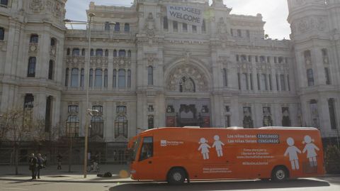 El nuevo autobs que HazteOir ha puesto hoy en marcha con los lemas Los nios tienen CENSURADO. Las nias tienen CENSURADO