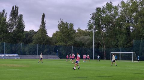 Carlos Pomares, con el baln, en el entrenamiento del Real Oviedo