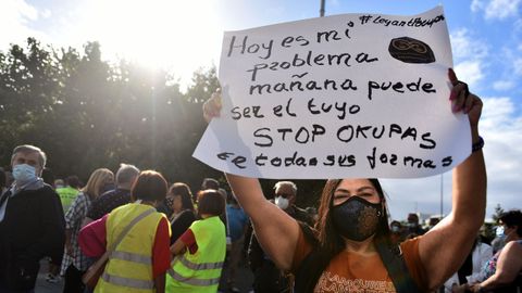 Participante en la anterior manifestacin, en contra de la okupacin en Os Malos