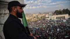 Un miembro de la seguridad siria en la celebracin por la liberacin en Hama.