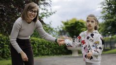 Vanesa Pena con su hija Paula Portela, en el jard�n de la asociaci�n Aspace, en Sada