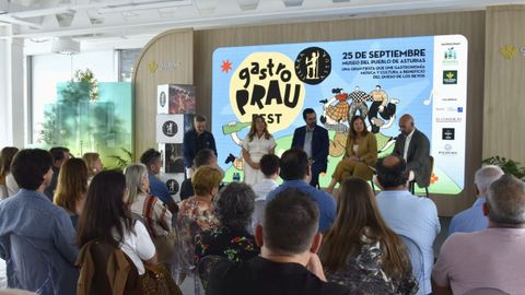 De izquierda a derecha,�Javier Piquero, director t�cnico GastroPrau Fest; M�nica Fern�ndez, directora de sector primario y agroalimentaci�n de Caja Rural de Asturias; Juan Carlos Mart�nez, director de comunicaci�n de sidrer�as Tierra Astur; Bego�a L�pez, directora�general de Agroalimentaci�n, agroindustria y desarrollo rural y Jes�s Mart�nez Salvador, segundo teniente de alcalde del Ayuntamiento de Gij�n<br />