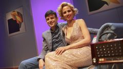 El actor Xoan Carlos Mejuto, junto a su compa�era de reparto en  Esc�ndalo en palacio , Iria Ares