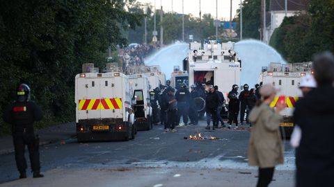 Agentes de la polic�a en la zona de los disturbios en Belfast.