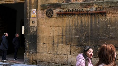 Fachada de la Academia de la Llingua Asturiana