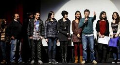 Miguel Carbajal, con parte do equipo que fixo posible a curta, no momento de recoller o premio.