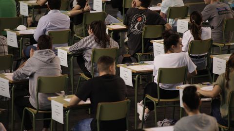 Los alumnos esperan en el interior del Palacio de los Deportes para realizar el examen de la EBAU