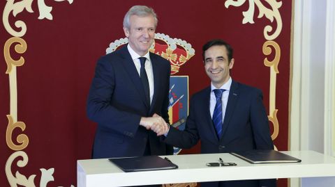 El presidente de la Xunta, Alfonso Rueda, y el alcalde de Ferrol, Jos� Manuel Rey Varela, el pasado d�a 29 de diciembre en el Concello de Ferrol tras la firma del convenio.