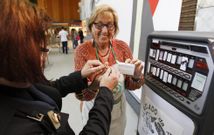 Los artistas participantes consideran que la m�quina pone �el arte al alcance de la gente�. 