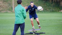Juan Mart�nez, durante un ejercicio de fortalecimiento con el Racing de Ferrol