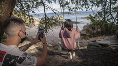 Pocos son capaces de resistirse a captar una instant�nea en este columpio en la playa de A Illa, en A Pobra