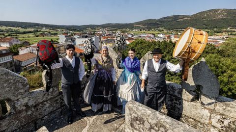 Varios integrantes de Trubisqui�a, en la torre del castillo vimianc�s