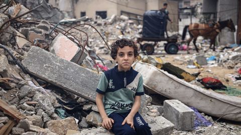 Las vctimas inocentes del conflicto. Mohammed Alattar, de ocho aos, sentado sobre las ruinas de su casa en Rafah, despus de un bombardeo israel. Ojal que nos hubieran avisado antes para que me hubiera dado tiempo a coger mis cosas, sobre todo mis juguetes.