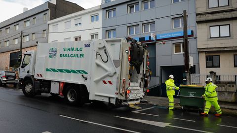 Cami�n de Tragasa recogiendo basura